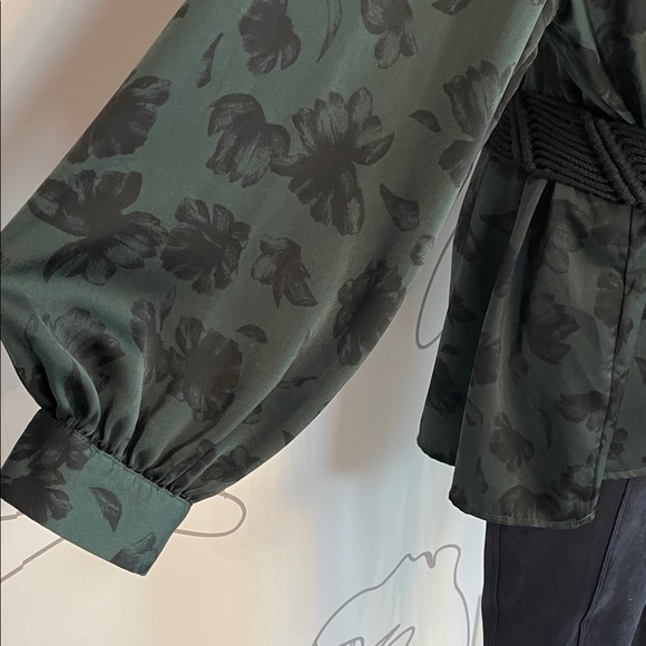 Ava & Viv - Black Floral Design on a Dark Green Blouse size 3X - Picture 4 of 10